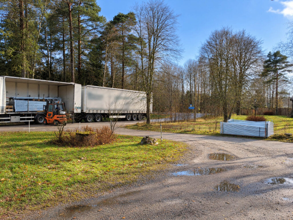 Lossning av Hyltebommar, en lastbil lastar av på Hyltebruks Skylt AB