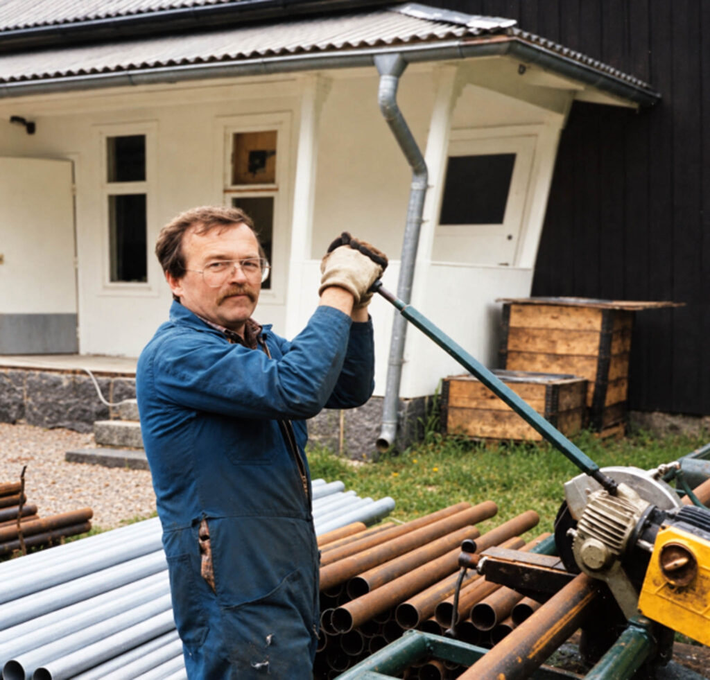 Sören med rören lyfter material till en Hyltebom